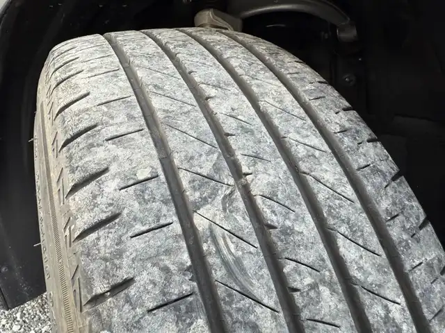 レクサス ＩＳ 300h 福岡県 2020(令2)年 1.1万km グラファイトブラックガラスフレーク ワンオーナー/ムーンルーフ/純正10型ナビ(BT/DVD/Blu-ray)/フルセグTV/バックカメラ/ビルトインETC2.0/ドライブレコーダー/レーダークルーズコントロール/クリアランスソナー/セーフティシステムプラス/・プリクラッシュセーフティ/・レーントレーシングアシスト/・オートマチックハイビーム/・ロードサインアシスト/・先行車発進告知機能/・ドライバー異常時対応システム/ブラインドスポットモニター/パーキングサポートブレーキ/純正3連フルLEDヘッドランプ/本革巻きステアリング/パドルシフト/合皮シート/前席パワーシート/シートヒーター/純正18インチアルミホイール/スマートエントリー/スタートシステム/禁煙車