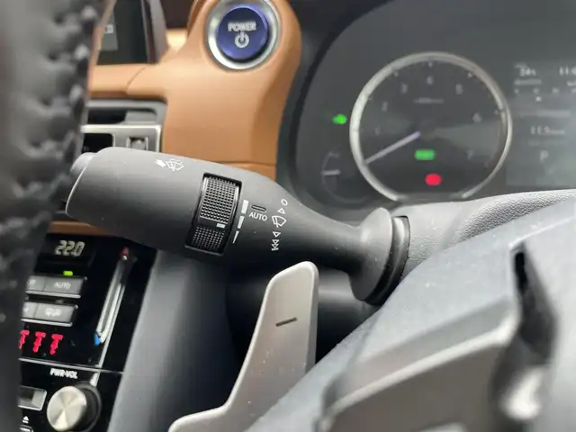 レクサス ＩＳ 300h 福岡県 2020(令2)年 1.1万km グラファイトブラックガラスフレーク ワンオーナー/サンルーフ/純正10型ナビ(BT/DVD/Blu-ray)/フルセグTV/バックカメラ/ビルトインETC/ドライブレコーダー/レーダークルーズコントロール/クリアランスソナー/セーフティシステムプラス/レーンキープアシスト/オートマチックハイビーム/先行車発進告知機能/ブラインドスポットモニター/パーキングサポートブレーキ/純正3連フルLEDヘッドランプ/本革巻きステアリング/パドルシフト/合皮シート/前席パワーシート/シートヒーター/純正18インチアルミホイール/スマートエントリー/スタートシステム/禁煙車