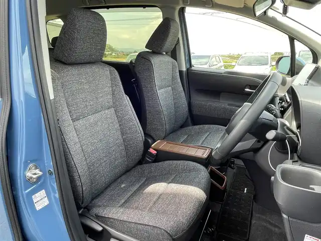 トヨタ シエンタ ハイブリッド Z 佐賀県 2023(令5)年 0.8万km グレイッシュブルー 純正10型ナビゲーション/・フルセグTV/CD/DVD/HDMI/Bluetooth/パノラミックビューモニター/フリップダウンモニター/両側パワースライドドア/ブラインドスポットモニター/ドライブレコーダー/シートヒーター/ステアリングヒーター/ミラーヒーター/100V電源/USBポート/ビルトインETC/純正LEDヘッドライト/純正フロアマット/スペアキー1本/トヨタセーフティーセンス/・プリクラッシュセーフティ/・レーンディパーチャーアラート /・レーントレーシングアシスト/・ロードサインアシスト/・先行車発進告知機能/・レーダークルーズコントロール/・アダプティブハイビームシステム