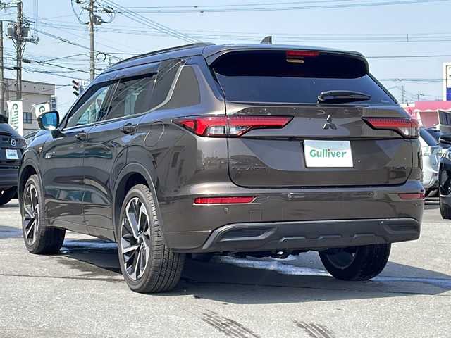 三菱 アウトランダー ＰＨＥＶ P 道北・旭川 2023(令5)年 1.1万km 茶Ｍ ・４WD/・禁煙/・寒冷地仕様/・ワンオーナー/・サンルーフ/・純正ナビ DTV/BT/USB/・BOSEサウンド/・マルチアラウンドモニター/・eアシスト/衝突被害軽減ブレーキ/踏み間違い衝突防止アシスト/車線逸脱警告システム/車線逸脱防止支援機能/追従走行クルーズコントロール/オートマッチクハイビーム/オートライト/標識認識システム/・ルーフレール/・シートヒーター 運転席/助手席/セカンドシート/・エアシート 運転席/助手席/セカンドシート/・デジタルルームミラー/・AC1500W/・電動パーキングブレーキ/・ブレーキオートホールド/・レーンチェンジアシスト/・電動リアゲート/・電動格納ミラー/・メモリーシート/・ワイヤレス充電/・LEDライト/・ETC/・保証書/・取扱説明書