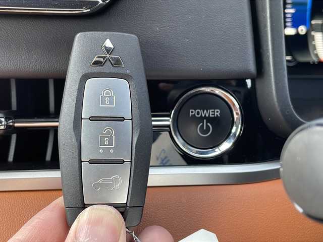 三菱 アウトランダー ＰＨＥＶ P 道北・旭川 2023(令5)年 1.1万km 茶Ｍ ・４WD/・禁煙/・寒冷地仕様/・ワンオーナー/・サンルーフ/・純正ナビ DTV/BT/USB/・BOSEサウンド/・マルチアラウンドモニター/・eアシスト/衝突被害軽減ブレーキ/踏み間違い衝突防止アシスト/車線逸脱警告システム/車線逸脱防止支援機能/追従走行クルーズコントロール/オートマッチクハイビーム/オートライト/標識認識システム/・ルーフレール/・シートヒーター 運転席/助手席/セカンドシート/・エアシート 運転席/助手席/セカンドシート/・デジタルルームミラー/・AC1500W/・電動パーキングブレーキ/・ブレーキオートホールド/・レーンチェンジアシスト/・電動リアゲート/・電動格納ミラー/・メモリーシート/・ワイヤレス充電/・LEDライト/・ETC/・保証書/・取扱説明書