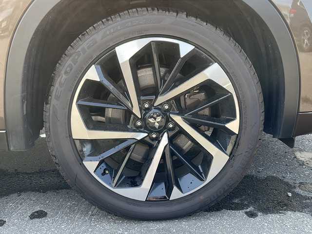 三菱 アウトランダー ＰＨＥＶ P 道北・旭川 2023(令5)年 1.1万km 茶Ｍ ・４WD/・禁煙/・寒冷地仕様/・ワンオーナー/・サンルーフ/・純正ナビ DTV/BT/USB/・BOSEサウンド/・マルチアラウンドモニター/・eアシスト/衝突被害軽減ブレーキ/踏み間違い衝突防止アシスト/車線逸脱警告システム/車線逸脱防止支援機能/追従走行クルーズコントロール/オートマッチクハイビーム/オートライト/標識認識システム/・ルーフレール/・シートヒーター 運転席/助手席/セカンドシート/・エアシート 運転席/助手席/セカンドシート/・デジタルルームミラー/・AC1500W/・電動パーキングブレーキ/・ブレーキオートホールド/・レーンチェンジアシスト/・電動リアゲート/・電動格納ミラー/・メモリーシート/・ワイヤレス充電/・LEDライト/・ETC/・保証書/・取扱説明書