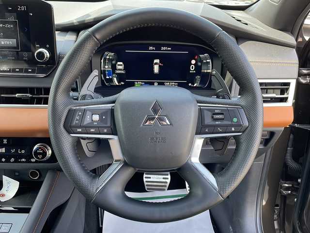 三菱 アウトランダー ＰＨＥＶ P 道北・旭川 2023(令5)年 1.1万km 茶Ｍ ・４WD/・禁煙/・寒冷地仕様/・ワンオーナー/・サンルーフ/・純正ナビ DTV/BT/USB/・BOSEサウンド/・マルチアラウンドモニター/・eアシスト/衝突被害軽減ブレーキ/踏み間違い衝突防止アシスト/車線逸脱警告システム/車線逸脱防止支援機能/追従走行クルーズコントロール/オートマッチクハイビーム/オートライト/標識認識システム/・ルーフレール/・シートヒーター 運転席/助手席/セカンドシート/・エアシート 運転席/助手席/セカンドシート/・デジタルルームミラー/・AC1500W/・電動パーキングブレーキ/・ブレーキオートホールド/・レーンチェンジアシスト/・電動リアゲート/・電動格納ミラー/・メモリーシート/・ワイヤレス充電/・LEDライト/・ETC/・保証書/・取扱説明書