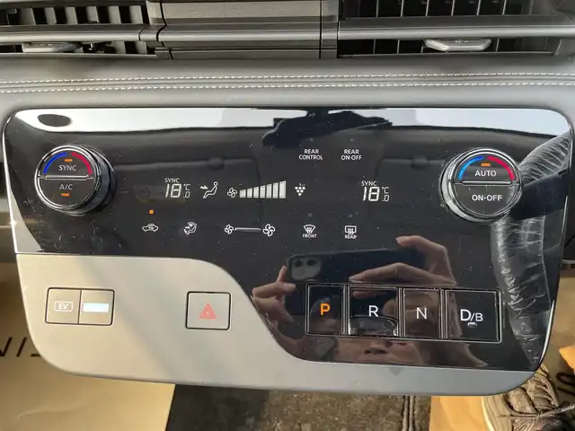 日産 セレナ e－パワー ハイウェイスター V 熊本県 2024(令6)年 1.3万km 赤 ワンオーナー/純正ナビ/・AM/FM/BT/SD/・フルセグTV（走行中視聴可能）/・全方位カメラ/デジタルインナーミラー/先行発信安全装備/・インテリジェントエマージェンシーブレーキ/・ハイビームアシスト/・ヒルスタートアシスト/・車線逸脱警報/・標識検知機能/・踏み間違い衝突防止アシスト/・インテリジェントDA/・プロパイロット/電動パーキングブレーキ/・ブレーキホールド/クリアランスソナー/コーナーセンサー/ブラインドスポットモニター/車内撮影型ドラレコ/純正アルミホイール/走行モード/・EVモード/・e-pedal/両側パワースライドドア/ビルトインETC/インテリキー