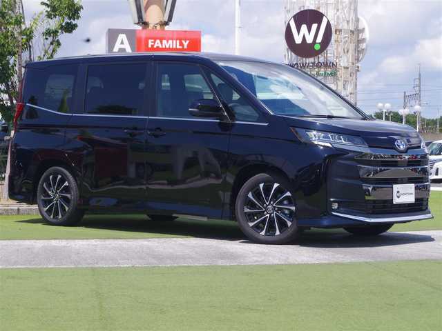 トヨタ ノア ハイブリッド S－Z 千葉県 2025(令7)年 0.1万km未満 アティチュードブラックマイカ Toyota Safety Sense/・プリクラッシュセーフティ/・レーンディパーチャーアラート/・オートハイビーム/・レーダークルーズコントロール/アドバンスドパーク/パワーバックドア/両側パワースライドドア/左オートステップ/ハーフレザーシート/前席シートヒーター/純正コネクティッドナビ/地デジTV/【DVD/CD再生機能　Bluetooth接続】/パノラミックビューモニター/革巻きステアリング/ステアリングスイッチ/ETC（2.0）/LEDヘッドライト/フォグライト/ウインカーミラー/クリアランスソナー/純正17インチアルミホイル/サイド/カーテンエアバッグ/スマートキー