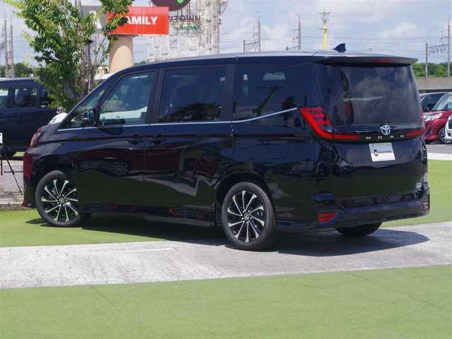 トヨタ ノア ハイブリッド S－Z 千葉県 2025(令7)年 0.1万km未満 アティチュードブラックマイカ Toyota Safety Sense/・プリクラッシュセーフティ/・レーンディパーチャーアラート/・オートハイビーム/・レーダークルーズコントロール/アドバンスドパーク/パワーバックドア/両側パワースライドドア/左オートステップ/ハーフレザーシート/前席シートヒーター/純正コネクティッドナビ/地デジTV/【DVD/CD再生機能　Bluetooth接続】/パノラミックビューモニター/革巻きステアリング/ステアリングスイッチ/ETC（2.0）/LEDヘッドライト/フォグライト/ウインカーミラー/クリアランスソナー/純正17インチアルミホイル/サイド/カーテンエアバッグ/スマートキー