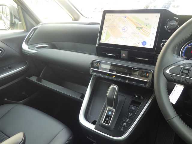トヨタ ノア ハイブリッド S－Z 千葉県 2025(令7)年 0.1万km未満 アティチュードブラックマイカ Toyota Safety Sense/・プリクラッシュセーフティ/・レーンディパーチャーアラート/・オートハイビーム/・レーダークルーズコントロール/アドバンスドパーク/パワーバックドア/両側パワースライドドア/左オートステップ/ハーフレザーシート/前席シートヒーター/純正コネクティッドナビ/地デジTV/【DVD/CD再生機能　Bluetooth接続】/パノラミックビューモニター/革巻きステアリング/ステアリングスイッチ/ETC（2.0）/LEDヘッドライト/フォグライト/ウインカーミラー/クリアランスソナー/純正17インチアルミホイル/サイド/カーテンエアバッグ/スマートキー