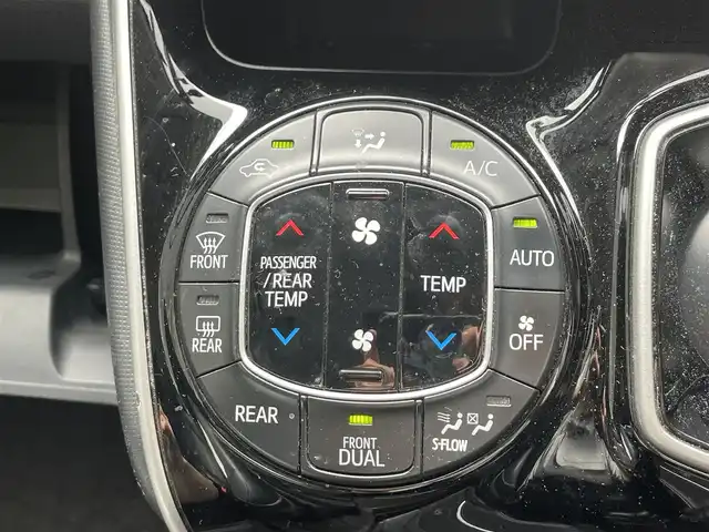 トヨタ エスクァイア ハイブリッド Gi 滋賀県 2014(平26)年 10万km ホワイトパールクリスタルシャイン 純正10型ナビ/Bluetooth/CD/DVD/フルセグTV/後席モニター/クルーズコントロール/前後ソナー/両側パワースライドドア/合皮シート/バックカメラ/シートヒーター/ETC/オートライト/スマートキー