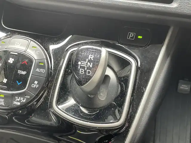 トヨタ エスクァイア ハイブリッド Gi 滋賀県 2014(平26)年 10万km ホワイトパールクリスタルシャイン 純正10型ナビ/Bluetooth/CD/DVD/フルセグTV/後席モニター/クルーズコントロール/前後ソナー/両側パワースライドドア/合皮シート/バックカメラ/シートヒーター/ETC/オートライト/スマートキー