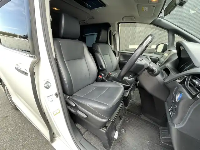 トヨタ エスクァイア ハイブリッド Gi 滋賀県 2014(平26)年 10万km ホワイトパールクリスタルシャイン 純正10型ナビ/Bluetooth/CD/DVD/フルセグTV/後席モニター/クルーズコントロール/前後ソナー/両側パワースライドドア/合皮シート/バックカメラ/シートヒーター/ETC/オートライト/スマートキー