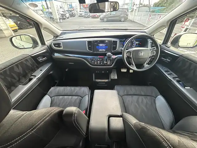 ホンダ オデッセイ ハイブリッド 埼玉県 2019(平31)年 3.9万km プラチナホワイトパール 純正ナビ（AM/FM/フルセグTV/BT）/Honda SENSING/・衝突軽減ブレーキ/・路外逸脱抑制機能/・先行車発進お知らせ機能/・アダプティブクルーズコントロール/・車線維持支援システム/・ブラインドスポットインフォメーション/B/F/S/全周囲カメラ/コーナーセンサー前後/両側パワースライドドア/ハーフレザーシート/前席パワーシート/前席シートヒーター/ビルトインETC2.0/純正ドライブレコーダー（F）/電動パーキングブレーキ/純正LEDヘッドライト/純正17インチAW/純正フロアマット/ドアバイザー/AC100V充電/プッシュスタート/スマートキー/スペアキー1本/車両/ナビ取扱説明書/保証書