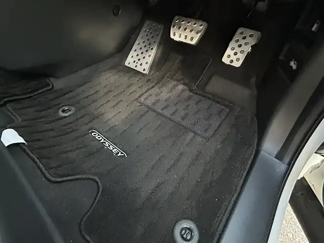 ホンダ オデッセイ ハイブリッド 埼玉県 2019(平31)年 3.9万km プラチナホワイトパール 純正ナビ（AM/FM/フルセグTV/BT）/Honda SENSING/・衝突軽減ブレーキ/・路外逸脱抑制機能/・先行車発進お知らせ機能/・アダプティブクルーズコントロール/・車線維持支援システム/・ブラインドスポットインフォメーション/B/F/S/全周囲カメラ/コーナーセンサー前後/両側パワースライドドア/ハーフレザーシート/前席パワーシート/前席シートヒーター/ビルトインETC2.0/純正ドライブレコーダー（F）/電動パーキングブレーキ/純正LEDヘッドライト/純正17インチAW/純正フロアマット/ドアバイザー/AC100V充電/プッシュスタート/スマートキー/スペアキー1本/車両/ナビ取扱説明書/保証書
