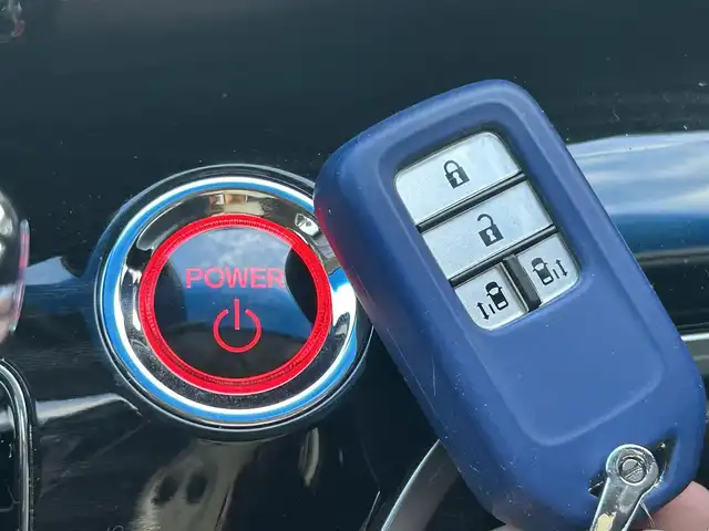 ホンダ オデッセイ ハイブリッド 埼玉県 2019(平31)年 3.9万km プラチナホワイトパール 純正ナビ（AM/FM/フルセグTV/BT）/Honda SENSING/・衝突軽減ブレーキ/・路外逸脱抑制機能/・先行車発進お知らせ機能/・アダプティブクルーズコントロール/・車線維持支援システム/・ブラインドスポットインフォメーション/B/F/S/全周囲カメラ/コーナーセンサー前後/両側パワースライドドア/ハーフレザーシート/前席パワーシート/前席シートヒーター/ビルトインETC2.0/純正ドライブレコーダー（F）/電動パーキングブレーキ/純正LEDヘッドライト/純正17インチAW/純正フロアマット/ドアバイザー/AC100V充電/プッシュスタート/スマートキー/スペアキー1本/車両/ナビ取扱説明書/保証書