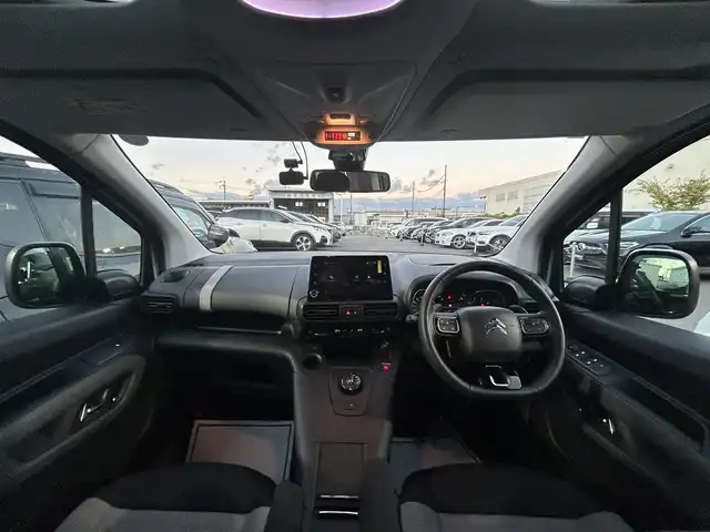 シトロエン シトロエン ベルランゴ マックス ブルーHDi 滋賀県 2024(令6)年 1.4万km 白 ワンオーナー/パノラマガラスサンルーフ/アクティブセーフティーブレーキ/純正インフォメーションディスプレイ/ACC/ブラインドスポットモニター/純正ディスプレイオーディオ/（BT/CarPlay）/バックカメラ/サイドカメラ/ETC/ドラレコ/コーナーセンサー/オートライト/インテリジェントハイビーム/純正１６インチAW/パドルシフト