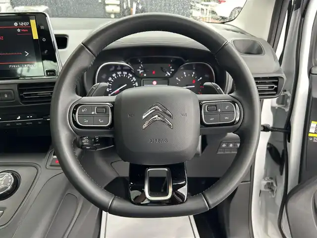 シトロエン シトロエン ベルランゴ マックス ブルーHDi 滋賀県 2024(令6)年 1.4万km 白 ワンオーナー/パノラマガラスサンルーフ/アクティブセーフティーブレーキ/純正インフォメーションディスプレイ/ACC/ブラインドスポットモニター/純正ディスプレイオーディオ/（BT/CarPlay）/バックカメラ/サイドカメラ/ETC/ドラレコ/コーナーセンサー/オートライト/インテリジェントハイビーム/純正１６インチAW/パドルシフト