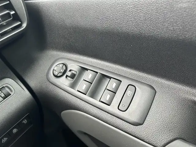 シトロエン シトロエン ベルランゴ マックス ブルーHDi 滋賀県 2024(令6)年 1.4万km 白 ワンオーナー/パノラマガラスサンルーフ/アクティブセーフティーブレーキ/純正インフォメーションディスプレイ/ACC/ブラインドスポットモニター/純正ディスプレイオーディオ/（BT/CarPlay）/バックカメラ/サイドカメラ/ETC/ドラレコ/コーナーセンサー/オートライト/インテリジェントハイビーム/純正１６インチAW/パドルシフト