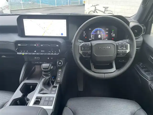 トヨタ ランドクルーザー ２５０ VX 埼玉県 2024(令6)年 0.4万km プラチナホワイトパールマイカ ワンオーナー/トヨタセーフティセンス/・プリクラッシュセーフティ/・レーンディパーチャーアラート/・ブラインドスポットモニター/・クリアランスソナー/・ロードサインアシスト/・レーダークルーズコントロール/純正T-Connectトナビ/　DTV/Bluetooth/　AppleCarPlay/AndroidAuto/　USB/HDMI/Miracast/サンルーフ/パノラミックビューモニター/デジタルインナーミラー/ビルトインETC2.0/パワーバックドア/革巻きステアリング/ステアリングスイッチ/ステアリングヒーター/前席シートヒーター/前席シートベンチレーション/運転席パワーシート/電子パーキング/ブレーキオートホールド/プッシュスタート/スマートキー/丸目LEDヘッドライト/フォグランプ/オートライト/オートマチックハイビーム