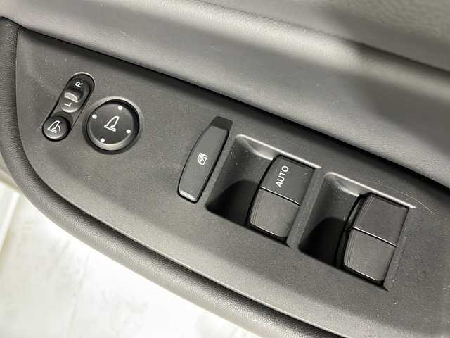 ホンダ フィット e:HEVホーム 福岡県 2022(令4)年 0.9万km プラチナホワイトパール ・フルセグTV/・ACC/・CD/DVD/・ブレーキホールド/・Bカメラ/・前後ドラレコ/・プッシュスタート/・ETC/・Bluetooth/・AM/FM