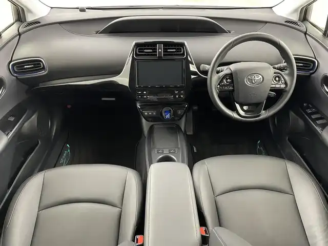 トヨタ プリウス Sツーリングセレクション 福島県 2020(令2)年 2.2万km ホワイトパールクリスタルシャイン 純正SDナビゲーション/型式：NSZT-Y68T/【CD/DVD/Bluetooth/SD/フルセグTV】/・全方位カメラ/・前後ドライブレコーダー/・ETC2.0/プリクラッシュセーフティ/レーンキープアシスト/レーダークルーズコントロール/オートマチックハイビーム/パーキングサポートブレーキ/ふらつき検知/前後コーナーセンサー/運転席＋助手席シートヒーター/ステアリングスイッチ/LEDヘッドライト/・オートライト/・フロントフォグライト/純正17インチアルミホイール/ABS/横滑り防止装置/ドアバイザー/プッシュスタート/・スマートキー/・スペアキー/保証書