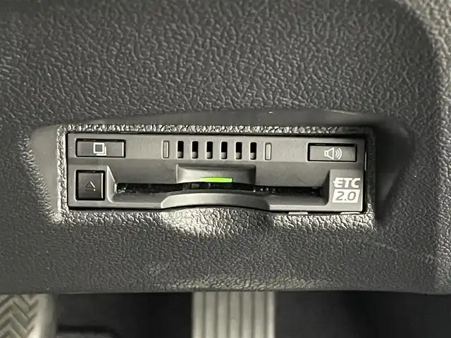 トヨタ プリウス Sツーリングセレクション 福島県 2020(令2)年 2.2万km ホワイトパールクリスタルシャイン 純正SDナビゲーション/型式：NSZT-Y68T/【CD/DVD/Bluetooth/SD/フルセグTV】/・全方位カメラ/・前後ドライブレコーダー/・ETC2.0/プリクラッシュセーフティ/レーンキープアシスト/レーダークルーズコントロール/オートマチックハイビーム/パーキングサポートブレーキ/ふらつき検知/前後コーナーセンサー/運転席＋助手席シートヒーター/ステアリングスイッチ/LEDヘッドライト/・オートライト/・フロントフォグライト/純正17インチアルミホイール/ABS/横滑り防止装置/ドアバイザー/プッシュスタート/・スマートキー/・スペアキー/保証書