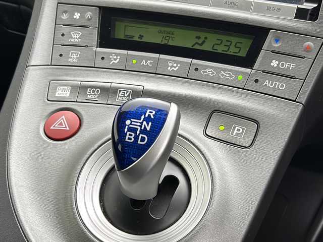 トヨタ プリウス S ツーリングセレクション 岐阜県 2013(平25)年 5.1万km ホワイトパールクリスタルシャイン 純正ナビ/（BT/フルセグ/CD/DVD/SD）/バックカメラ/ETC/スマートキー/プッシュスタート/スペアキー/純正アルミホイール/純正フロアマット/純正ドアバイザー/オートライト/横滑り防止装置/取扱説明書