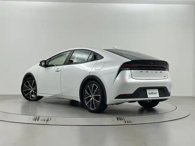 トヨタ プリウス G 埼玉県 2023(令5)年 2.9万km プラチナホワイトパールマイカ 純正ナビ（BT/AM/FM）/フルセグTV/バックカメラ/レーダークルーズコントロール/プリクラッシュセーフティ/レーンキープアシスト/横滑り防止装置/盗難防止装置/前後コーナーセンサー/LEDヘッドライト/前席シートヒーター/前後ドライブレコーダー/ETC2.0/純正フロアマット/スマートキー