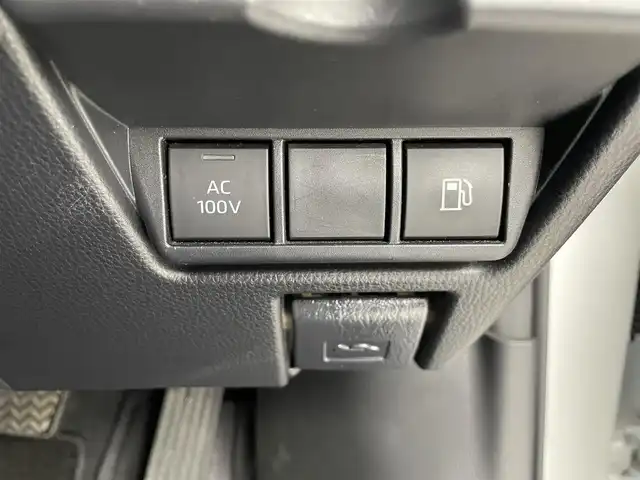トヨタ プリウス G 埼玉県 2023(令5)年 2.9万km プラチナホワイトパールマイカ 純正ナビ（BT/AM/FM）/フルセグTV/バックカメラ/レーダークルーズコントロール/プリクラッシュセーフティ/レーンキープアシスト/横滑り防止装置/盗難防止装置/前後コーナーセンサー/LEDヘッドライト/前席シートヒーター/前後ドライブレコーダー/ETC2.0/純正フロアマット/スマートキー