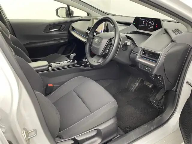 トヨタ プリウス G 埼玉県 2023(令5)年 2.9万km プラチナホワイトパールマイカ 純正ナビ（BT/AM/FM）/フルセグTV/バックカメラ/レーダークルーズコントロール/プリクラッシュセーフティ/レーンキープアシスト/横滑り防止装置/盗難防止装置/前後コーナーセンサー/LEDヘッドライト/前席シートヒーター/前後ドライブレコーダー/ETC2.0/純正フロアマット/スマートキー