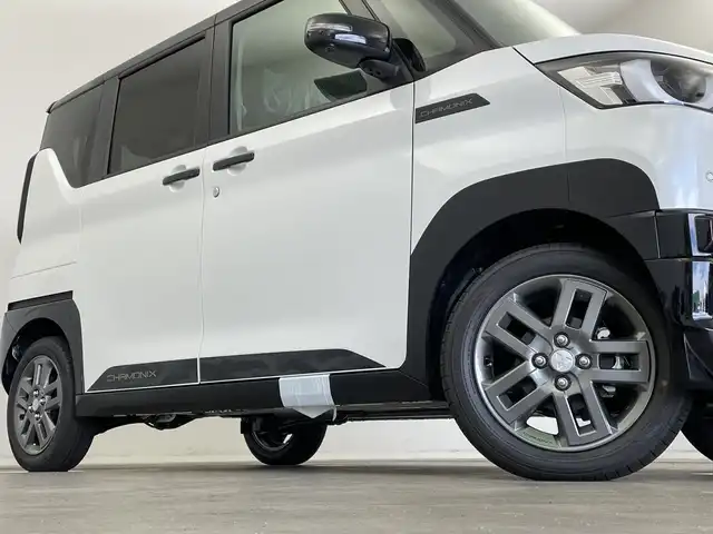 三菱 デリカミニ T プレミアム 新潟県 2025(令7)年 0.1千km アメジストブラック/シルキーホワイト 4WD/プロパイロット/純正ディスプレイオーディオ/　AppleCarPlay/AndroidAuto/Bluetooth/HDMI/全方位モニター/両側パワースライドドア/衝突被害軽減ブレーキ/レーンキープアシスト/前後コーナーセンサー/レーダークルーズコントロール/ハーフレザーシート/前席シートヒーター/オートマチックハイビーム/LEDヘッドライト/オートライト/ステアリングヒーター/パドルシフト/禁煙車
