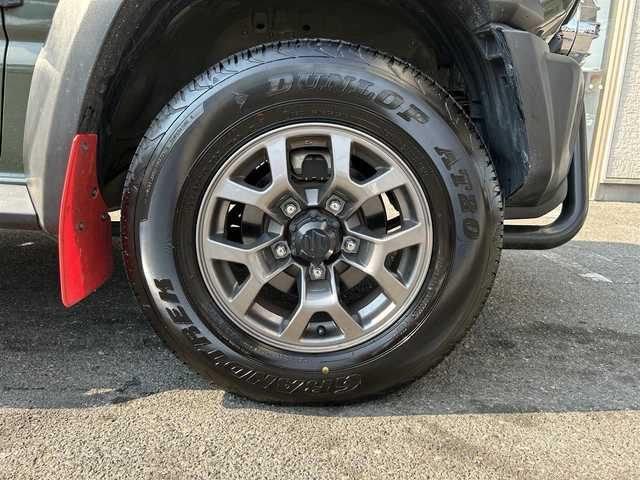スズキ ジムニー シエラ JC 大阪府 2022(令4)年 1.4万km ジャングルグリーン ワンオーナー/IPFオフロードランプ/CARSTYLEサイドダクトプロテクター/純正８インチSDナビ/（フルセグ／ＢＴ／ＣＤ／ＤＶＤ）/バックカメラ/クルーズコントロール/レーンキープアシスト/衝突被害軽減システム/横滑り防止装置/ダウンヒルアシストコントロール/ヒーテッドドアミラー/前席シートヒーター/純正15インチAW/前後ドライブレコーダー/ETC/保証書/取扱説明書
