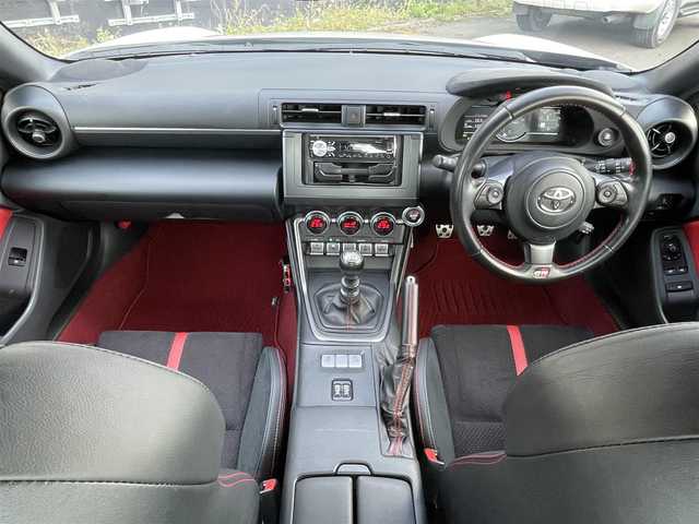 トヨタ ＧＲ８６ RZ 道央・札幌 2021(令3)年 3.4万km クリスタルホワイトパール ワンオーナー/社外オーディオ/ (FM/AM/CD)/ETC/革巻きステアリング/ステアリングスイッチ/クルーズコントロール/ハーフレザーシート/シートヒーター/ (運転席/助手席)/プッシュスタート/スマートキー/スペアキー/純正17インチAW/社外17インチAW付スタッドレスタイヤ積込/オートライト/純正LEDヘッドライト/リアフォグランプ/電動格納ミラー/ミラーヒーター/純正フロアマット/横滑り防止装置/取扱説明書/保証書