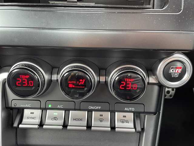 トヨタ ＧＲ８６ RZ 道央・札幌 2021(令3)年 3.4万km クリスタルホワイトパール ワンオーナー/社外オーディオ/ (FM/AM/CD)/ETC/革巻きステアリング/ステアリングスイッチ/クルーズコントロール/ハーフレザーシート/シートヒーター/ (運転席/助手席)/プッシュスタート/スマートキー/スペアキー/純正17インチAW/社外17インチAW付スタッドレスタイヤ積込/オートライト/純正LEDヘッドライト/リアフォグランプ/電動格納ミラー/ミラーヒーター/純正フロアマット/横滑り防止装置/取扱説明書/保証書