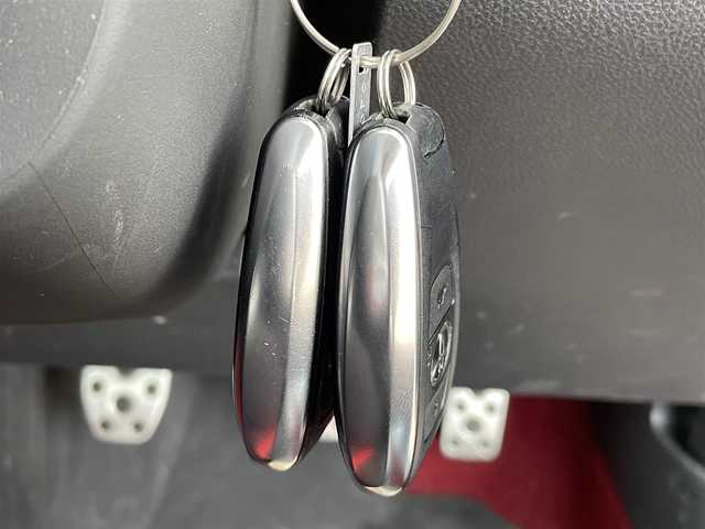 トヨタ ＧＲ８６ RZ 道央・札幌 2021(令3)年 3.4万km クリスタルホワイトパール ワンオーナー/社外オーディオ/ (FM/AM/CD)/ETC/革巻きステアリング/ステアリングスイッチ/クルーズコントロール/ハーフレザーシート/シートヒーター/ (運転席/助手席)/プッシュスタート/スマートキー/スペアキー/純正17インチAW/社外17インチAW付スタッドレスタイヤ積込/オートライト/純正LEDヘッドライト/リアフォグランプ/電動格納ミラー/ミラーヒーター/純正フロアマット/横滑り防止装置/取扱説明書/保証書