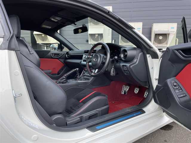 トヨタ ＧＲ８６ RZ 道央・札幌 2021(令3)年 3.4万km クリスタルホワイトパール ワンオーナー/社外オーディオ/ (FM/AM/CD)/ETC/革巻きステアリング/ステアリングスイッチ/クルーズコントロール/ハーフレザーシート/シートヒーター/ (運転席/助手席)/プッシュスタート/スマートキー/スペアキー/純正17インチAW/社外17インチAW付スタッドレスタイヤ積込/オートライト/純正LEDヘッドライト/リアフォグランプ/電動格納ミラー/ミラーヒーター/純正フロアマット/横滑り防止装置/取扱説明書/保証書