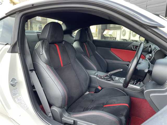 トヨタ ＧＲ８６ RZ 道央・札幌 2021(令3)年 3.4万km クリスタルホワイトパール ワンオーナー/社外オーディオ/ (FM/AM/CD)/ETC/革巻きステアリング/ステアリングスイッチ/クルーズコントロール/ハーフレザーシート/シートヒーター/ (運転席/助手席)/プッシュスタート/スマートキー/スペアキー/純正17インチAW/社外17インチAW付スタッドレスタイヤ積込/オートライト/純正LEDヘッドライト/リアフォグランプ/電動格納ミラー/ミラーヒーター/純正フロアマット/横滑り防止装置/取扱説明書/保証書