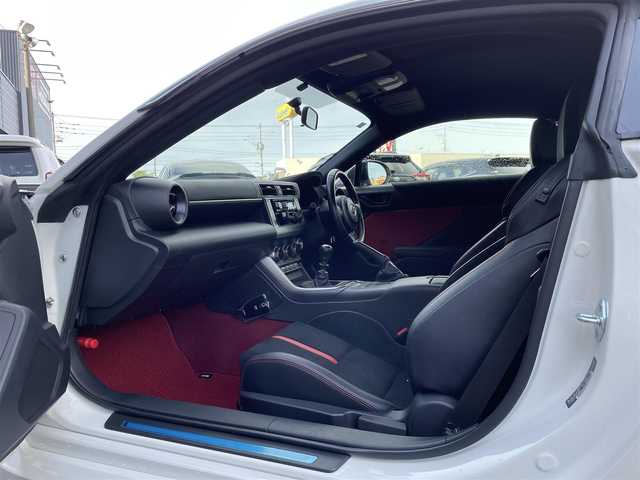 トヨタ ＧＲ８６ RZ 道央・札幌 2021(令3)年 3.4万km クリスタルホワイトパール ワンオーナー/社外オーディオ/ (FM/AM/CD)/ETC/革巻きステアリング/ステアリングスイッチ/クルーズコントロール/ハーフレザーシート/シートヒーター/ (運転席/助手席)/プッシュスタート/スマートキー/スペアキー/純正17インチAW/社外17インチAW付スタッドレスタイヤ積込/オートライト/純正LEDヘッドライト/リアフォグランプ/電動格納ミラー/ミラーヒーター/純正フロアマット/横滑り防止装置/取扱説明書/保証書