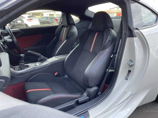 トヨタ ＧＲ８６ RZ 道央・札幌 2021(令3)年 3.4万km クリスタルホワイトパール ワンオーナー/社外オーディオ/ (FM/AM/CD)/ETC/革巻きステアリング/ステアリングスイッチ/クルーズコントロール/ハーフレザーシート/シートヒーター/ (運転席/助手席)/プッシュスタート/スマートキー/スペアキー/純正17インチAW/社外17インチAW付スタッドレスタイヤ積込/オートライト/純正LEDヘッドライト/リアフォグランプ/電動格納ミラー/ミラーヒーター/純正フロアマット/横滑り防止装置/取扱説明書/保証書