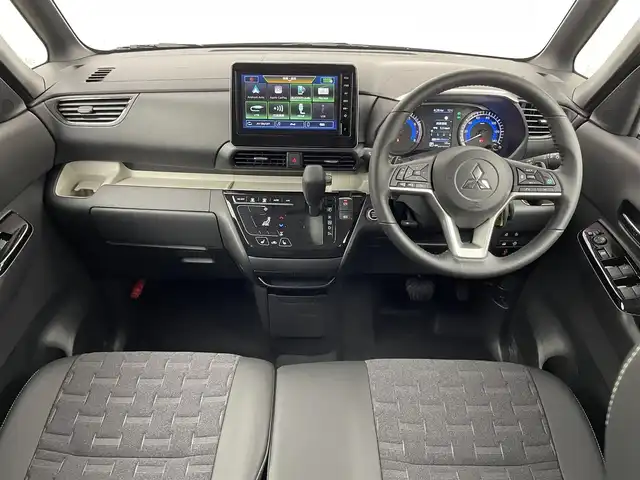 三菱 デリカミニ T プレミアム 埼玉県 2025(令7)年 0.1千km 緑 届出済未使用車　マイパイロット　純正９インチディスプレイオーディオ　マルチアラウンドモニター　レーダークルーズ　デジタルインナーミラー　シートヒーター　ステアリングヒーター　オートハイビーム　ＬＥＤ