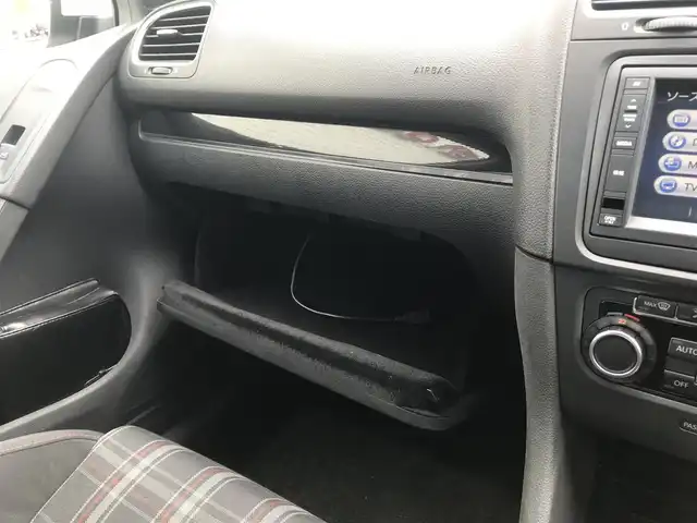 フォルクスワーゲン ゴルフ GTi 富山県 2010(平22)年 6.7万km 白 純正ナビ/Bluetooth/バックカメラ/CD/スタッドレス積込/オートライト/MTモード付/ETC/盗難防止機能/横滑り防止機能/純正フロアマット