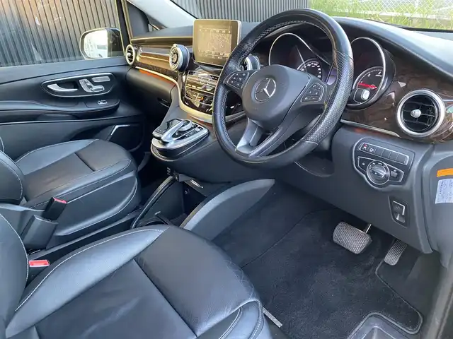 メルセデス・ベンツ Ｖ２２０ d アバンギャルド ロング 福岡県 2019(令1)年 2万km オブシディアンブラックM レーダーセーフティパッケージ/アダプティブクルーズコントロール/アクティブセーフティブレーキ/ブラインドスポットモニター/レーンキープアシスト/黒革　/前席シートヒーター/両側パワースライドドア/ブルメスター　/純正ナビ/フルセグTV/Bluetooth/全方位カメラ　/アンビエントライト　/社外後席モニター　/パワーバックドア　/LEDヘッドライト/オートライト　/ドライブレコーダー/純正19インチアルミホイール/ETC2.0