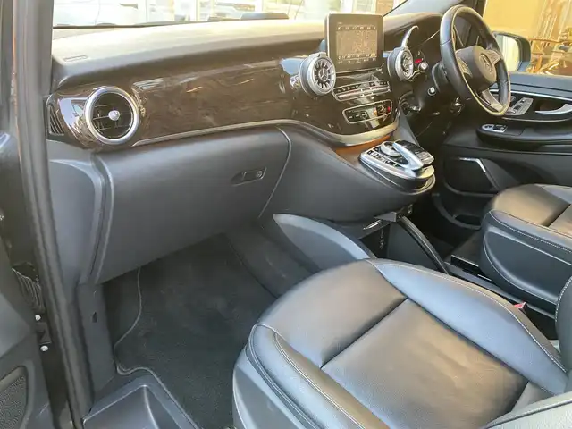 メルセデス・ベンツ Ｖ２２０ d アバンギャルド ロング 福岡県 2019(令1)年 2万km オブシディアンブラックM レーダーセーフティパッケージ/アダプティブクルーズコントロール/アクティブセーフティブレーキ/ブラインドスポットモニター/レーンキープアシスト/黒革　/前席シートヒーター/両側パワースライドドア/ブルメスター　/純正ナビ/フルセグTV/Bluetooth/全方位カメラ　/アンビエントライト　/社外後席モニター　/パワーバックドア　/LEDヘッドライト/オートライト　/ドライブレコーダー/純正19インチアルミホイール/ETC2.0
