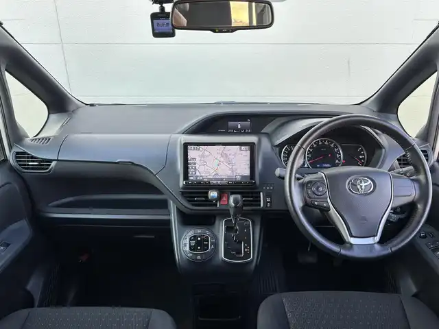 トヨタ ヴォクシー V 茨城県 2014(平26)年 7.5万km シルバーM ワンオーナー/社外9インチナビ(ALPINE)/(FM/AM/CD/DVD/TV/Bluetooth)/バックカメラ/両側パワースライド/クルーズコントロール/ドライブレコーダー(前方)/ビルトインETC/オートライト/スペアキー/保証書/取扱説明書/純正AW/社外AW(LAYCER)付き冬タイヤ車載