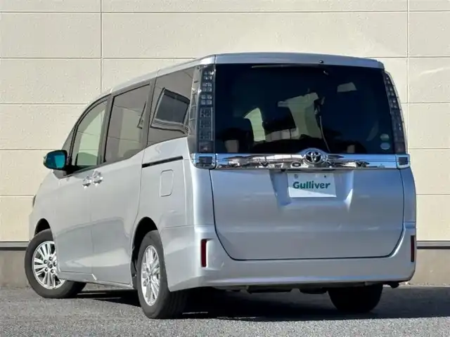 トヨタ ヴォクシー V 茨城県 2014(平26)年 7.5万km シルバーM ワンオーナー/社外9インチナビ(ALPINE)/(FM/AM/CD/DVD/TV/Bluetooth)/バックカメラ/両側パワースライド/クルーズコントロール/ドライブレコーダー(前方)/ビルトインETC/オートライト/スペアキー/保証書/取扱説明書/純正AW/社外AW(LAYCER)付き冬タイヤ車載