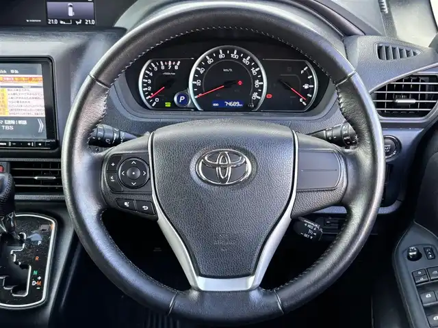 トヨタ ヴォクシー V 茨城県 2014(平26)年 7.5万km シルバーM ワンオーナー/社外9インチナビ(ALPINE)/(FM/AM/CD/DVD/TV/Bluetooth)/バックカメラ/両側パワースライド/クルーズコントロール/ドライブレコーダー(前方)/ビルトインETC/オートライト/スペアキー/保証書/取扱説明書/純正AW/社外AW(LAYCER)付き冬タイヤ車載