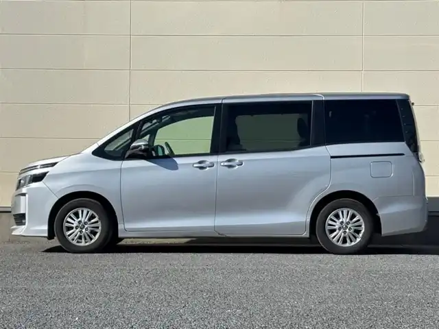 トヨタ ヴォクシー V 茨城県 2014(平26)年 7.5万km シルバーM ワンオーナー/社外9インチナビ(ALPINE)/(FM/AM/CD/DVD/TV/Bluetooth)/バックカメラ/両側パワースライド/クルーズコントロール/ドライブレコーダー(前方)/ビルトインETC/オートライト/スペアキー/保証書/取扱説明書/純正AW/社外AW(LAYCER)付き冬タイヤ車載