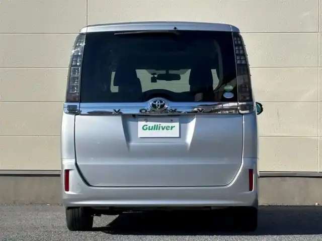 トヨタ ヴォクシー V 茨城県 2014(平26)年 7.5万km シルバーM ワンオーナー/社外9インチナビ(ALPINE)/(FM/AM/CD/DVD/TV/Bluetooth)/バックカメラ/両側パワースライド/クルーズコントロール/ドライブレコーダー(前方)/ビルトインETC/オートライト/スペアキー/保証書/取扱説明書/純正AW/社外AW(LAYCER)付き冬タイヤ車載