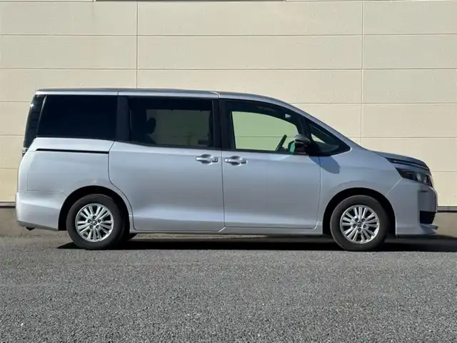 トヨタ ヴォクシー V 茨城県 2014(平26)年 7.5万km シルバーM ワンオーナー/社外9インチナビ(ALPINE)/(FM/AM/CD/DVD/TV/Bluetooth)/バックカメラ/両側パワースライド/クルーズコントロール/ドライブレコーダー(前方)/ビルトインETC/オートライト/スペアキー/保証書/取扱説明書/純正AW/社外AW(LAYCER)付き冬タイヤ車載