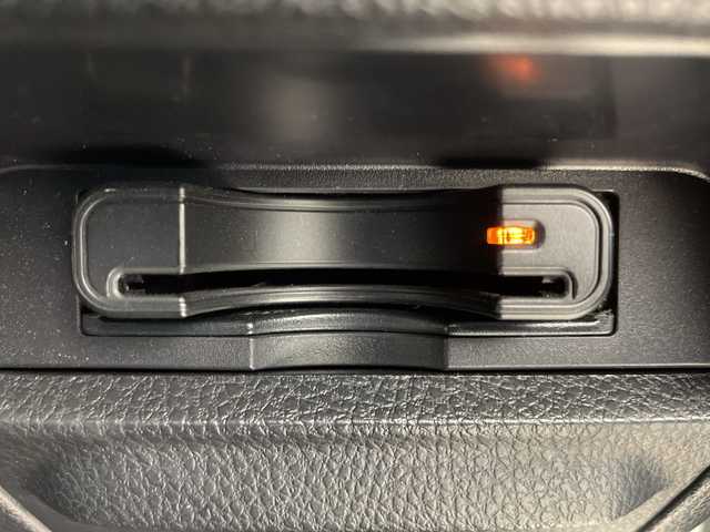 トヨタ エスクァイア ハイブリッド Gi プレミアムパッケージ 岐阜県 2019(平31)年 3.3万km ホワイトパールクリスタルシャイン ALPINＥ９インチナビ/（CD/DVD/SD/Bluetooth/HDMI）/ＡＬＰＩＮＥフリップダウンモニター/両側パワースライドドア/バックカメラ/クルーズコントロール/前席シートヒーター/ステアリングヒーター/ステアリングスイッチ/オートLEDヘッドライト/ハーフレザーシート（茶色）/スマートキー