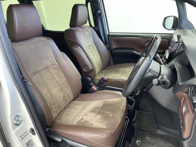 トヨタ エスクァイア ハイブリッド Gi プレミアムパッケージ 岐阜県 2019(平31)年 3.3万km ホワイトパールクリスタルシャイン ALPINＥ９インチナビ/（CD/DVD/SD/Bluetooth/HDMI）/ＡＬＰＩＮＥフリップダウンモニター/両側パワースライドドア/バックカメラ/クルーズコントロール/前席シートヒーター/ステアリングヒーター/ステアリングスイッチ/オートLEDヘッドライト/ハーフレザーシート（茶色）/スマートキー