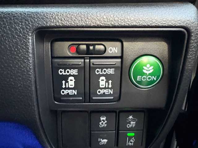 ホンダ オデッセイ ハイブリッド アブソルートセンシングEXパック 大阪府 2017(平29)年 6.9万km プレミアムヴィーナスブラックP フリップダウンモニター/純正ナビ/フルセグ/バックカメラ/ブラインドスポットモニター/ホンダセンシング/両側パワースライドドア/シートヒーター/オットマンチェア/レザーシート/LEDヘッドライト/ビルトインETC/AC100V/革巻きステアリング/スマートキー×2